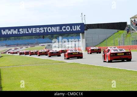 22. Juli 2012, Silverstone im Vereinigten Königreich.  Einen Weltrekord brechen 60 Ferrari F40s, auf dem richtigen Weg gemeinsam in Silverstone Classic 2012. Stockfoto