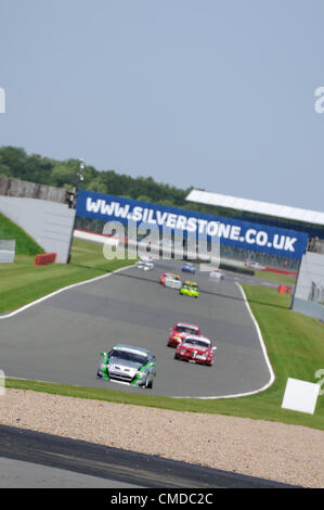 22. Juli 2012, Silverstone im Vereinigten Königreich.  Die Autos zu bekämpfen die Hangar Straight während der Fujifilm Tourenwagen Trophäe 1970 - 2000 Rennen in Silverstone Classic 2012 Stockfoto