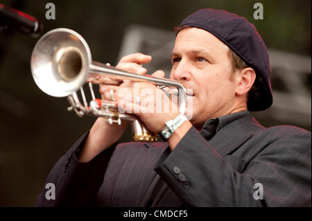 Rock Star / Musiker Vince DiFiore der alt-rock indie rock Indy Rock Band Kuchen | Durchführung/spielen Trompete an der original Outdoor Sommer Firefly Alternative Music Festival 2012 von Red Frog Events | Konzerthalle in Dover, Delaware, Usa Stockfoto