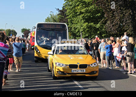 24. Juli 2012. Hook Road, Chessington, Surrey UK. 08:30 Olympischen Fackellaufs Tag 67. Die offizielle Entourage von Autos und Bussen führt der Weg durch begeistert Fans. Bildnachweis: Julia Gavin / Alamy Live News Stockfoto