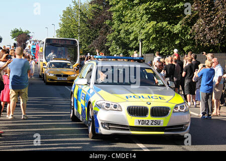 24. Juli 2012. Hook Road, Chessington, Surrey UK. 08:30 Olympischen Fackellaufs Tag 67. Ein Polizeiauto ebnet den Weg für die offizielle Entourage von Autos und Bussen vor der Tourch Träger. Bildnachweis: Julia Gavin / Alamy Live News Stockfoto