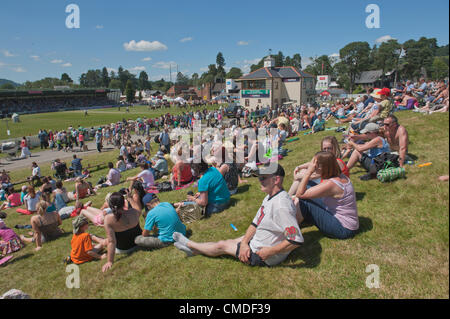 24. Juli 2012. Llanelwedd, Wales, UK. Besucher genießen das Wetter auf der Royal Welsh Show 2012. Bildnachweis: Graham M. Lawrence/Alamy Live-Nachrichten Stockfoto