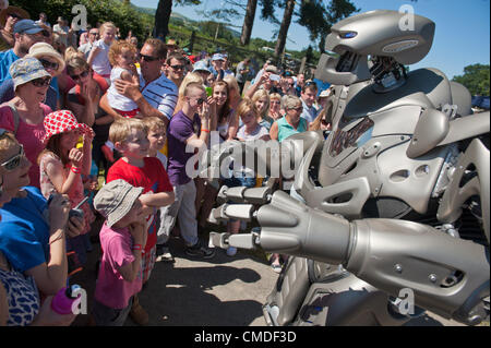 24. Juli 2012. Llanelwedd, Wales, UK. tITAN der Roboter unterhält das Publikum. Besucher genießen das Wetter auf der Royal Welsh Show 2012. Bildnachweis: Graham M. Lawrence/Alamy Live-Nachrichten Stockfoto