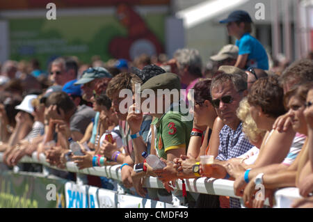 24. Juli 2012. Llanelwedd, Wales, UK. Besucher genießen das Wetter beobachten Pferdesport-Veranstaltungen auf der Royal Welsh Show 2012. Bildnachweis: Graham M. Lawrence/Alamy Live-Nachrichten Stockfoto