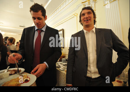 29. Mai 2012 - Russland - May29, 2012. 2012 Eishockey Weltmeister Evgeni Malkin und Alexander Ovechkin am Novo-Ogarevo russische Präsident Rezeption der Residenz zum Meistertitel feiern. (Kredit-Bild: © PhotoXpress/ZUMAPRESS.com) Stockfoto