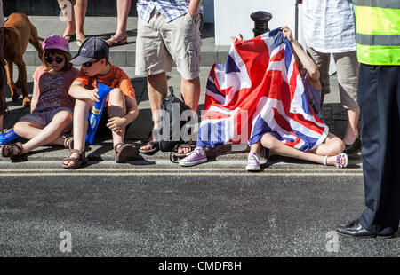 Hill Street, Richmond Upon Thames, London, UK, Dienstag, 24. Juli 2012 Menschenmengen säumen die Straßen, während sie darauf warten für die Olympische Fackel-Prozession - Kleinkinder Gefühl der Wärme. Die Reise der Fackel begonnen in Kingston um ca. 08:20 und ca. 09:50 am Schinken angekommen. Die Fackel wurde dann durch Richmond und Kew vor der Überschrift auf LB Hounslow bei ca. 11:25. Stockfoto