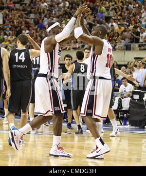 22.07.2012 Barcelona. Spanien. LeBron James (L) und Kobe Bryant (R) in Aktion beim Freundschaftsspiel zwischen USA gegen Argentinien im Palau St. Jordi warm up Spiel vor den Olympischen Spielen 2012 in London Stockfoto