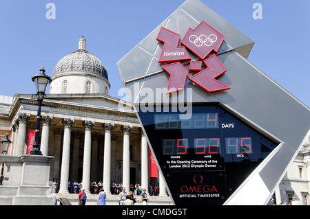 LONDON, UK, Montag, 23. Juli 2012. Die Omega-Uhr auf dem Trafalgar Square liest 4 Tage zu den Olympischen Spielen. Die Olympischen Spiele 2012 in London wird offiziell am Freitag, 27. Juli 2012 um 21:00 eröffnet. Stockfoto