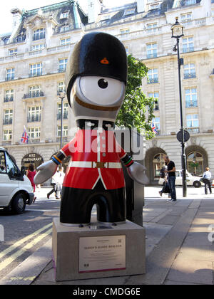 LONDON, UK, Montag, 23. Juli 2012. Queen es Guard Wenlock unweit Piccadilly. Wenlock ist das Maskottchen der Olympischen Spiele 2012 in London. Die Olympischen Spiele 2012 in London wird offiziell am Freitag, 27. Juli 2012 um 21:00 eröffnet. Stockfoto