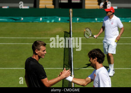 Tennisspieler Tomas Berdych, der Tschechischen Republik und Roger Federer der Schweiz im Bild während des Trainings in Wimbledon, Großbritannien, Dienstag, 24. Juli 2012. (Foto/Michal Kamaryt CTK) Stockfoto