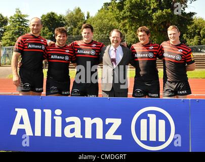 24.7.2012. Barnet, England. Clement B. Booth, Mitglied des Board of Management, Allianz Group und Sarazenen Spieler in ihrer neuen Kit für die Saison an der Sarazenen Pressekonferenz. Sarazenen haben einen bahnbrechende £9 m-Sponsoring-Vertrag mit der Allianz angekündigt, wird die Versicherung Riese nehmen, die Namensrechte für die Rugby-Club neues Haus im Norden Londons, die als Allianz Park Copthall Stadium Barnet am 24. Juli 2012 bekannt sein wird. Stockfoto