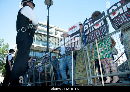 24. Juli 2012. London UK. Anti-Kriegs-Demonstranten vor Central Hall Westminster während einer Demonstration gegen Tony Blair teilt, die eine Plattform mit dem Erzbischof von Canterbury Rowan Williams. Die Demonstranten mit Plakaten Kündigung ehemaligen britischen Premierminister MinisterTony Blair für die Entsendung von Truppen des Kriegs im Irak 2003 beitreten. Stockfoto