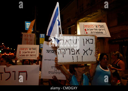 Eine Frau hält ein hebräisches Pappschild mit der Aufschrift „Dies ist Israel und nicht Afrika“ während einer Demonstration gegen afrikanische Wanderarbeiter und Asylsuchende, die in südlichen Vororten von Tel Aviv leben und die sofortige Ausweisung aller illegalen afrikanischen Einwanderer aus Israel fordern. Stockfoto