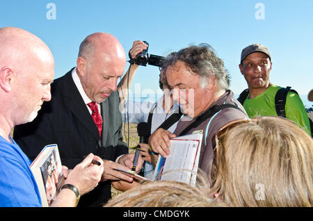 Olympische Gold Medallist Steve Ovett Zeichen Autogramme fo seine Fans, als er die Freiheit der Stadt Brighton & Hove, seiner Heimatstadt gegeben ist, anlässlich der Olympischen Spiele Dienstag, 24. Juli 2012 Foto © Julia Claxton Stockfoto