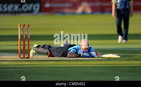 Hove UK 24. Juli 2012 - Sussex Haie V Gloucestershire Gladiatoren T20 Viertel Finale Cricket match in the Probiz County Ground - Sussex Matt Prior liegt nach ausgeführten niederliegend Stockfoto