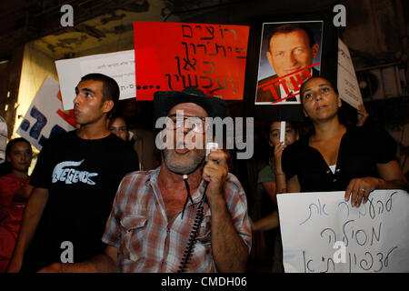 Bewohner der südlichen Stadtteile von Tel Aviv, die an einer Demonstration gegen afrikanische Wanderarbeiter und Asylbewerber in den südlichen Vororten von Tel Aviv teilnehmen und die sofortige Ausweisung aller illegalen afrikanischen Einwanderer aus Israel fordern. Stockfoto