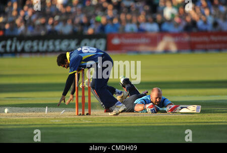 Hove UK ist 24. Juli 2012 - Sussex Haie V Gloucestershire Gladiatoren T20 Viertel Finale Cricket-Match auf der Probiz County Ground - Sussex Matt Prior von Gloucestershire Mitch nach einer Verwechslung mit Murray Goodwin ausgehen Stockfoto