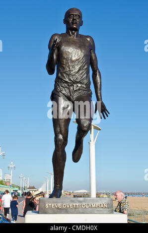 Die Statue von Olympia-Gold Medallist Steve Ovett auf Brighton Seafront heute vorgestellt. Dienstag, 24. Juli 2012 Foto © Julia Claxton Stockfoto