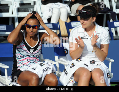 22.07.2012. la Costa, Kalifornien, USA.  Raquel Kops-Jones (USA) und Doppel-Partner Abigail Spears (USA) sitzen Gerichtsseite nach dem Sieg über Vania King (USA) und Nadia Petrova (RUS) in einer Doppel-Finale gewinnt die Merkur Versicherung Open gespielt im La Costa Resort and Spa. Stockfoto