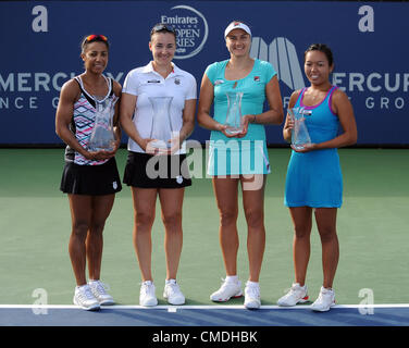 22.07.2012. la Costa, Kalifornien, USA.  Raquel Kops-Jones (USA) und Abigail Spears (USA) auf der linken Seite stehen mit ihren Trophäen nach dem Sieg über richtige Nadia Petrova (RUS) und Vania King (USA) in einer Doppel-Finale der Merkur Versicherung Open zu gewinnen spielte im La Costa Resort and Spa. Stockfoto