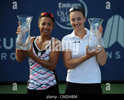 22.07.2012. la Costa, Kalifornien, USA.  Raquel Kops-Jones (USA) und im Doppel partner Abigail Spears (USA) mit ihren Trophäen nach Sieg über Vania King (USA) und Nadia Petrova (RUS) in einer Doppel-Finale der Merkur Versicherung Open gewinnen im La Costa Resort and Spa gespielt. Stockfoto