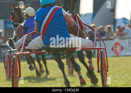 24. Juli 2012. Llanelwedd, Wales, UK. Kandidaten für die Kutsche fahren und Trab-Veranstaltungen genießen das Sommerwetter bei The Royal Welsh Show 2012. Bildnachweis: Graham M. Lawrence/Alamy Live-Nachrichten Stockfoto