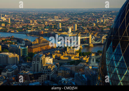 Der Londoner Skyline bei Nacht. Stockfoto