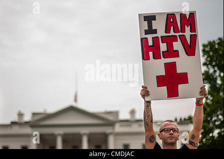 24. Juli 2012 hält - US - HIV + Patienten AARON LAXTON von St. Louis, Missouri, ein Schild vor dem weißen Haus nach einem Marsch von Washington Convention Center. Aktivisten marschierten zur Beleuchtung der sozialen und wirtschaftlichen Kosten der Umsetzung Profit vor der Ressourcen, Rechte und Richtlinien, die HIV/AIDS beenden können. Der Marsch endete im Weißen Haus auf Nachfrage '' der politische Wille notwendig, wirtschaftlichen Gerechtigkeit für alle zu gewährleisten und zur Verteidigung und zum Schutz der Menschenrechte von unserem Randgruppen, einschließlich der Menschen mit HIV & AIDS.â€ den Marsch war Teil der 2012 International Stockfoto