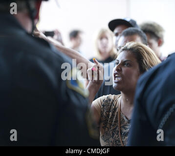 24. Juli 2012 - Anaheim, Kalifornien, USA. Eine Frau schreit in Anaheim Polizisten, wie sie eine Scharmützel-Linie vor dem Rathaus am Dienstag Nachmittag zu machen. Eine Menge von mehreren hundert Menschen versammelten sich vor Anaheim Rathaus am Dienstagnachmittag um die Erschießung von Manuel Diaz von Anaheim Polizei am Samstag zu protestieren. Stockfoto