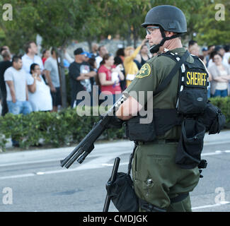 24. Juli 2012 - Anaheim, Kalifornien, USA. Eine Orange County Sheriff Department steht auf der Straße in der Nähe der Kreuzung Blvd. South Anaheim und East Broadway am Dienstag Nachmittag. Eine Menge von mehreren hundert Menschen versammelten sich vor Anaheim Rathaus am Dienstagnachmittag um die Erschießung von Manuel Diaz von Anaheim Polizei am Samstag zu protestieren. Stockfoto