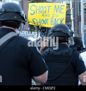 24. Juli 2012 - Anaheim, Kalifornien, USA. Ein Demonstrant Gesicht aus gegen Anaheim Polizei als der Protest heraus auf die Straße vor dem Rathaus am Dienstagnachmittag verschüttet. Eine Menge von mehreren hundert Menschen versammelten sich vor Anaheim Rathaus am Dienstagnachmittag um die Erschießung von Manuel Diaz von Anaheim Polizei am Samstag zu protestieren. Stockfoto