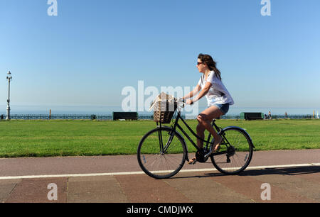 Brighton, UK. 25. Juli 2012 - Radfahrer an Hove Strandpromenade heute Morgen um 09:00 mit Temperaturen bereits um die Mitte der 20er Jahre Celsius unterwegs. Stockfoto