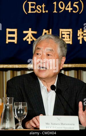 25. Juli 2012, Tokyo, Japan - spricht Yotaro Hatamura während einer Pressekonferenz in der Foreign Correspondents Club of Japan. Er ist der Vorsitzende der Untersuchungskommission über den Unfall bei der Fukushima Dai-Ichi Nuclear Power Station von Tokyo Electric Power Company (TEPCO). Er gab einen Bericht über die Katastrophe von Fukushima Daiichi und TEPCOs Rolle drin. Er sagte, dass es 3 Hauptgründe, warum diese Katastrophe passiert ist; TEPCO haben hätte wissen müssen, über die Möglichkeiten eines Tsunamis auf einen möglichen Stromausfall lange vorbereitet und erwartet worst-Case-Szenario. Stockfoto