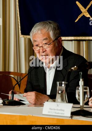 25. Juli 2012, spricht während einer Pressekonferenz in der Foreign Correspondents Club of Japan in Tokio Tokyo, Japan - Yotaro Hatamura. Er ist der Vorsitzende der Untersuchungskommission über den Unfall bei der Fukushima Dai-Ichi Nuclear Power Station von Tokyo Electric Power Company (TEPCO). Er gab einen Stau Bericht über die Katastrophe von Fukushima Daiichi und TEPCOs Rolle drin. Er sagte, dass es 3 Hauptgründe, warum diese Atomkatastrophe von Fukushima passiert ist; TEPCO hätte wissen müssen, über die Möglichkeiten eines Tsunamis und bereiteten sich auf einen möglichen Stromausfall lange Zeit erwartet haben sollte Stockfoto