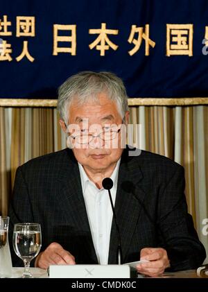 25. Juli 2012, spricht während einer Pressekonferenz in der Foreign Correspondents Club of Japan in Tokio Tokyo, Japan - Yotaro Hatamura. Er ist der Vorsitzende der Untersuchungskommission über den Unfall bei der Fukushima Dai-Ichi Nuclear Power Station von Tokyo Electric Power Company (TEPCO). Er gab einen Stau Bericht über die Katastrophe von Fukushima Daiichi und TEPCOs Rolle drin. Er sagte, dass es 3 Hauptgründe, warum diese Atomkatastrophe von Fukushima passiert ist; TEPCO hätte wissen müssen, über die Möglichkeiten eines Tsunamis und bereiteten sich auf einen möglichen Stromausfall lange Zeit erwartet haben sollte Stockfoto