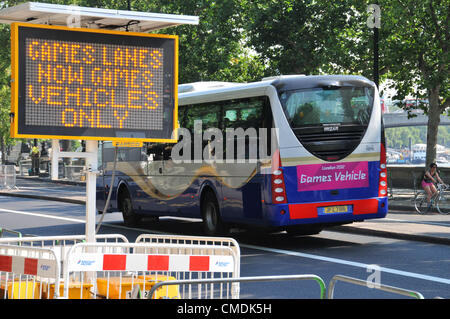 Embankment, London, UK. 25. Juli 2012. Ein Olympia-Bus verwendet eine Spiele-Gasse, die nun offen sind, zeigen Zeichen wenn Fahrer die Fahrspuren benutzen können. Spiele-Bahnen wurde in Betrieb genommen, heute um 06:00. Stockfoto