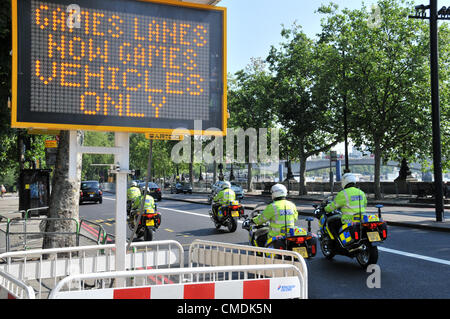 Embankment, London, UK. 25. Juli 2012. Eine starker Polizeipräsenz wie die Spiele-Bahnen sind jetzt öffnen, Anzeichen deuten darauf hin bei der Treiber die Fahrspuren benutzen können. Spiele-Bahnen wurde in Betrieb genommen, heute um 06:00. Stockfoto