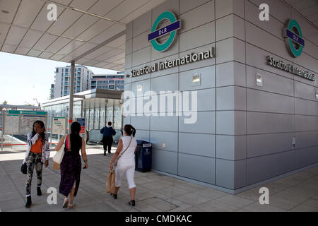 London, UK. Mittwoch, 25. Juli 2012. Umgebung von Stratford in East London, Heimat der Olympischen Spiele 2012. Menschen verlassen und Ankunft am Bahnhof Stratford International DLR, Teil der wichtigen öffentlichen Verkehrsinfrastruktur Gefühl des Olympiastadions. Stockfoto