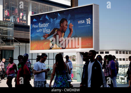 London, UK. Mittwoch, 25. Juli 2012. Umgebung von Stratford in East London, Heimat der Olympischen Spiele 2012. Groß angelegte Sponsoring Werbung zeigt Usain Bolt für Majoy Firmensponsor, VISA. Stockfoto