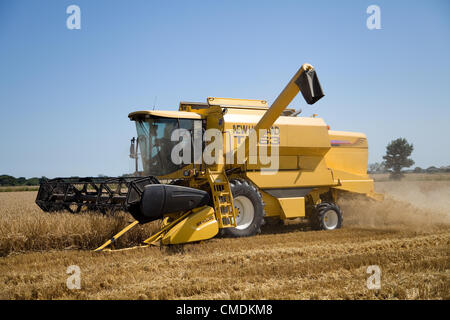 New Holland TX63 Mähdrescher Kämmen Gerste in Norfolk, England gegen einen blauen Sommerhimmel Stockfoto