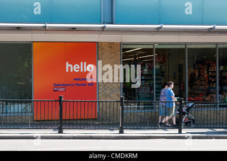FOREST HILL, SÜD-LONDON, UK, 25. JULI 2012.  Forest Hill in Lewisham, Südlondon, soll eines der pilot von einem Anteil von 1,5 m GBP für die Regeneration von seinem Ortskern profitieren werden. Das Zentrum war einer der 15 erfolgreiche Bewerber für das Geld nach einer Überprüfung durch die Regierungsberater Mary Portas zugeordnet. Dies ist die zweite Welle der so genannten "Portas Piloten". Foto zeigt die A205 London Road. Bildnachweis: UrbanImages / Alamy Live News Stockfoto