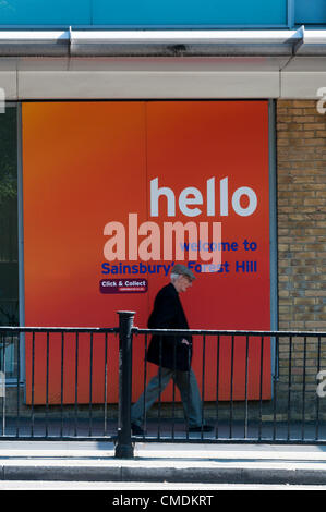 FOREST HILL, SÜD-LONDON, UK, 25. JULI 2012.  Forest Hill in Lewisham, Südlondon, soll eines der pilot von einem Anteil von 1,5 m GBP für die Regeneration von seinem Ortskern profitieren werden. Das Zentrum war einer der 15 erfolgreiche Bewerber für das Geld nach einer Überprüfung durch die Regierungsberater Mary Portas zugeordnet. Dies ist die zweite Welle der so genannten "Portas Piloten". Foto zeigt die A205 London Road. Bildnachweis: UrbanImages / Alamy Live News Stockfoto