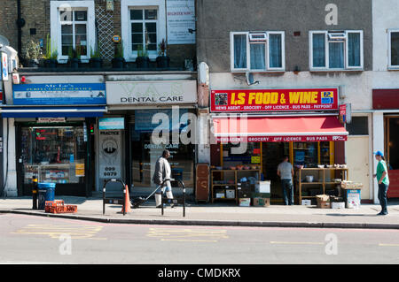 FOREST HILL, SÜD-LONDON, UK, 25. JULI 2012.  Forest Hill in Lewisham, Südlondon, soll eines der pilot von einem Anteil von 1,5 m GBP für die Regeneration von seinem Ortskern profitieren werden. Das Zentrum war einer der 15 erfolgreiche Bewerber für das Geld nach einer Überprüfung durch die Regierungsberater Mary Portas zugeordnet. Dies ist die zweite Welle der so genannten "Portas Piloten". Foto zeigt die A205 London Road. Bildnachweis: UrbanImages / Alamy Live News Stockfoto