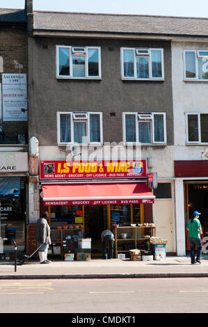 FOREST HILL, SÜD-LONDON, UK, 25. JULI 2012.  Forest Hill in Lewisham, Südlondon, soll eines der pilot von einem Anteil von 1,5 m GBP für die Regeneration von seinem Ortskern profitieren werden. Das Zentrum war einer der 15 erfolgreiche Bewerber für das Geld nach einer Überprüfung durch die Regierungsberater Mary Portas zugeordnet. Dies ist die zweite Welle der so genannten "Portas Piloten". Foto zeigt die A205 London Road. Bildnachweis: UrbanImages / Alamy Live News Stockfoto