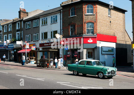 FOREST HILL, SÜD-LONDON, UK, 25. JULI 2012.  Forest Hill in Lewisham, Südlondon, soll eines der pilot von einem Anteil von 1,5 m GBP für die Regeneration von seinem Ortskern profitieren werden. Das Zentrum war einer der 15 erfolgreiche Bewerber für das Geld nach einer Überprüfung durch die Regierungsberater Mary Portas zugeordnet. Dies ist die zweite Welle der so genannten "Portas Piloten". Foto zeigt die A205 London Road. Bildnachweis: UrbanImages / Alamy Live News Stockfoto