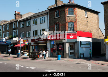 FOREST HILL, SÜD-LONDON, UK, 25. JULI 2012.  Forest Hill in Lewisham, Südlondon, soll eines der pilot von einem Anteil von 1,5 m GBP für die Regeneration von seinem Ortskern profitieren werden. Das Zentrum war einer der 15 erfolgreiche Bewerber für das Geld nach einer Überprüfung durch die Regierungsberater Mary Portas zugeordnet. Dies ist die zweite Welle der so genannten "Portas Piloten". Foto zeigt die A205 London Road. Bildnachweis: UrbanImages / Alamy Live News Stockfoto