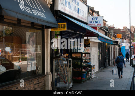 FOREST HILL, SÜD-LONDON, UK, 25. JULI 2012.  Forest Hill in Lewisham, Südlondon, soll eines der pilot von einem Anteil von 1,5 m GBP für die Regeneration von seinem Ortskern profitieren werden. Das Zentrum war einer der 15 erfolgreiche Bewerber für das Geld nach einer Überprüfung durch die Regierungsberater Mary Portas zugeordnet. Dies ist die zweite Welle der so genannten "Portas Piloten". Foto zeigt Dartmouth Road. Bildnachweis: UrbanImages / Alamy Live News Stockfoto