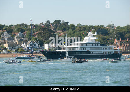 Königin Elizabeth II an Bord der Luxus-Motoryacht Leander an der Parade der Segelschiffe in Cowes Isle Of Wight England UK 25. Juli 2012. © Pete Titmuss der letzte Tag der Diamond Jubilee tour Stockfoto