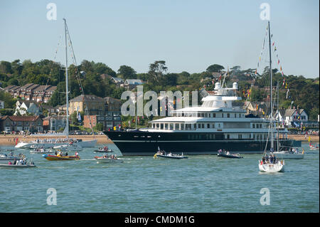 Königin Elizabeth II an Bord der Luxus-Cruiser Leander an der Parade der Segelschiffe in Cowes UK heute 25. Juli 2012. Bildnachweis: Pete Titmuss / Alamy Live News Stockfoto