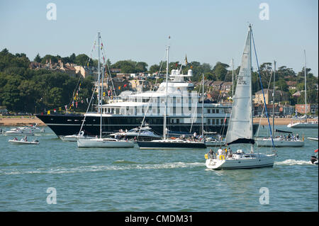 Königin Elizabeth II an Bord der Luxus-Cruiser Leander an der Parade der Segelschiffe in Cowes UK 25. Juli 2012. Bildnachweis: Pete Titmuss / Alamy Live News Stockfoto